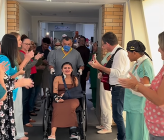 Após um mês internada, jovem que teve mão decepada no CE recebe alta e homenagem do hospital