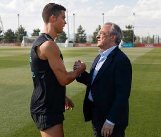 Cristiano Ronaldo cumprimenta o presidente do Real Madrid, Florentino Pérez(Foto: Divulgação / Real Madrid)