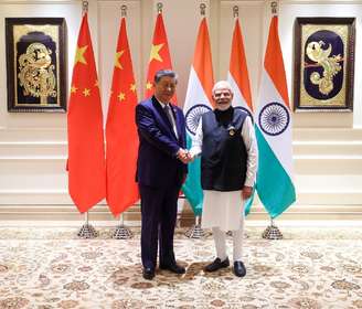 Primeiro-ministro da Índia, Narendra Modi, cumprimenta o presidente da China, Xi Jinping, à margem da Cúpula do Brics em Nova Délhi
12 de setembro de 2026 Departamento de Informação à Imprensa da Índia/Divulgação via REUTERS