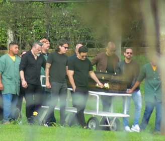 Renner leva caixão de Rick após o cantor morrer em acidente de helicóptero