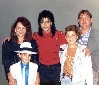 Jimmy Safechuck e Wade Robson, asbusados sexualmente por Michael Jackson, contam suas histórias no documentário Deixando Neverland.  