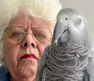 Maria Fraterrigo em foto ao lado do papagaio Plucky