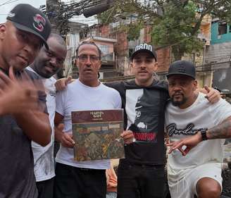 Mano Brown se emociona ao ganhar vinil raro de Marvin Gaye