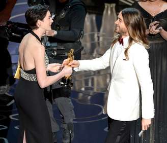 Anne Hathaway entrega prêmio de Melhor Ator Coadjuvante a Jared Leto