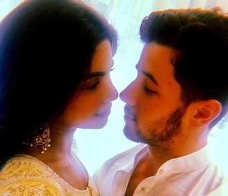 Priyanka Chopra e Nick Jonas fizeram cerimônia indiana para oficializar noivado.
