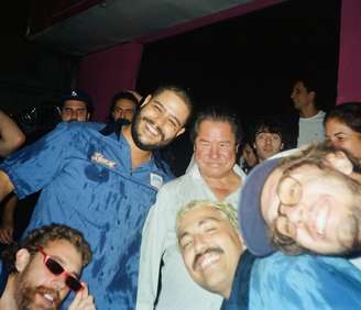 Pedrinho com os integrantes da banda Jovem Dionísio