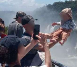 Homem coloca criança em risco por foto em mirante