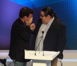 <p>Freixo tenta evitar a leitura labial durante o debate na RedeTV!</p>