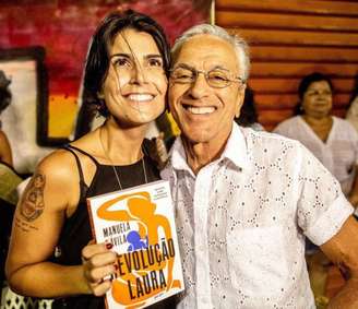 A candidata à Prefeitura Manuela D'Ávila ao lado do cantor e compositor Caetano Veloso
