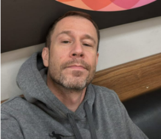 Tiago Leifert antes de jogo no SBT