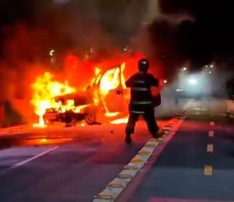 Chamas tomaram carro na região central de São Paulo