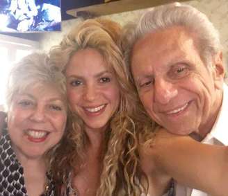 A cantora Shakira posa ao lado da mãe, Nidia, e do pai, William