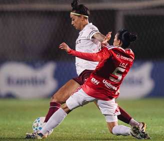 Jogo equilibrado entre as jogadoras de Fluminense e Internacional -pelo Campeonato Brasileiro Feminino –