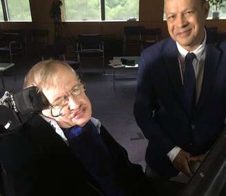 Stephen Hawking e Pallab Ghosh conversaram em outubro de 2017