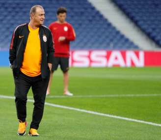 Fatih Terim, treinador do Galatasaray, não conseguiu fazer o seu time vencer a marcação do Fener (Reprodução)