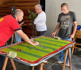 Liga amadora de Futebol de Botão do Alto Tietê reúne jogadores de diversas idades para disputar torneios mensais @Leonardo Siqueira / Agência Mural