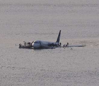 Imagine estar num avião que precisa fazer um pouco de emergência na água. Foi o que aconteceu, há 15 anos, em 15/1/2009, nos EUA. O mundo acompanhou o resgate em Nova York. Um avião AirBus A320 pousou, às 15h31, em pleno rio Hudson. O FLIPAR conta sobre essa história.