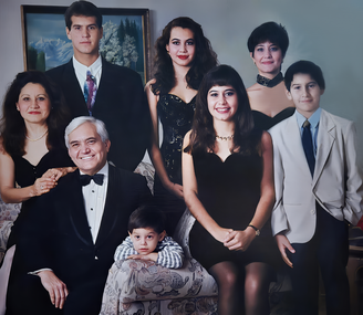 A família Walss. Acima, da esquerda para a direita: Rudy, Paty e Jenny. Abaixo: Eugenia, Rodolfo, Consuelo, Leo e Danny, filho de Jenny.