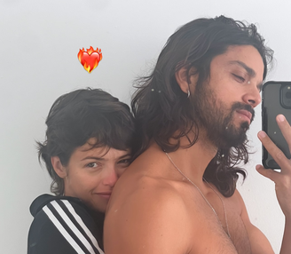 Agatha Moreira e Rodrigo Simas abraçados em foto publicada nas redes sociais do ator