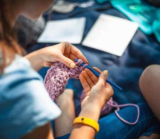 O tricô pode ser leve ou mais pesado, dependendo da estação. Além de produzir peças úteis, a prática também ajuda no relaxamento e no bem-estar.