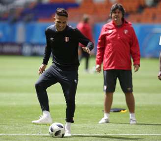 Paolo Guerero em treino do Peru durante o Mundial: camisa 9 é aguardado no Flamengo (Foto: Divulgação)