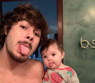 O ator Rafael Vitti junto com a filha, Clara Maria