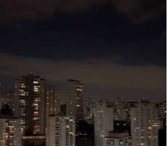 Vídeo publicado nas redes sociais mostra moradores da zona sul de São Paulo comemorando retomada da energia elétrica