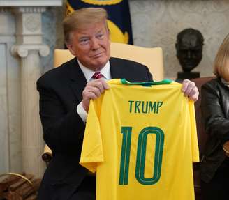 Trump em uma foto de 2019, em seu primeiro mandato, quando recebeu uma camisa do Brasil, presente do ex-presidente Jair Bolsonaro (PL)