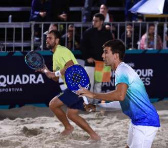 Allan de azul e branco e Neis de amarelo 