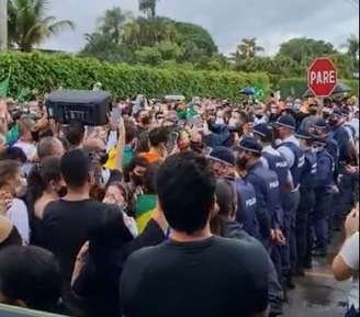 Manifestação em frente a casa de Ibaneis Rocha, governador do Distrito Federal