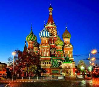 A arquitetura religiosa da Rússia apresenta uma estética marcante e cheia de significados simbólicos. Suas catedrais, além disso, funcionam como testemunhas visuais de batalhas e revoluções, refletindo a fé e a cultura da nação em cada detalhe.