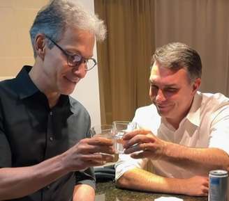 Romeu Zema diz convidar Flávio Bolsonaro para ser vice na chapa para concorrer à Presidência da República.