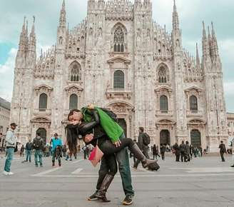 Rob e Joli namoraram à distância durante três anos e decidiram repetir a mesma pose nas fotos durante as viagens que fizeram para se reencontrar. 