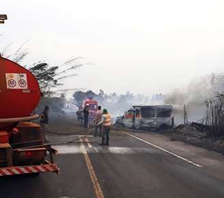 A van que transportava pacientes de hemodiálise bateu de frente em um caminhão, causando a morte de seis pessoas, em Martinópolis, interior de São Paulo. A fumaça de uma queimada à beira da pista causou o acidente.