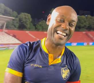 Vagner Love fez gol no último jogo da carreira pelo Retrô, de Pernambuco