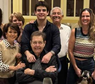 Faustão ao lado de familiares; apresentador recebeu homenagem da mulher por seu aniversário de 76 anos de idade