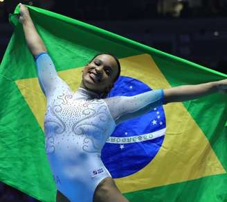 Rebeca Andrade com a bandeira do Brasil (Ricardo Bufolin/CBG)