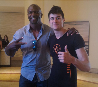 Marcel ao lado de Terry Crews durante as gravações do Ultimate Beastmaster em Los Angeles, anos atrás