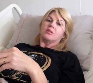 Val Marchiori em um quarto de hospital em São Paulo após passar por uma cirurgia que retirou um pólipo do intestino