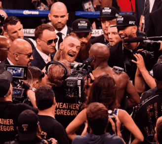Conor McGregor e Floyd Mayweather se cumprimentam no ringue após luta de dez rounds