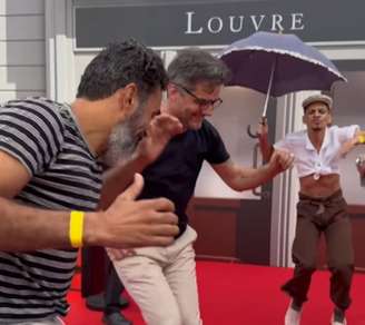 Wagner Moura dança Frevo em evento de lançamento do filme brasileiro 'O Agente Secreto' no festival Cinéma Paradiso Louvre, em 2025, na França.