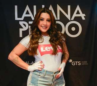 Cantora Lauana Padro posa para fotos antes de começar o bloco, neste sábado de carnaval