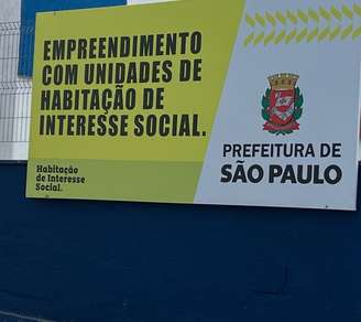 Placa obrigatória alerta possíveis compradores sobre apartamentos para pessoas com renda de até seis salários mínimos.