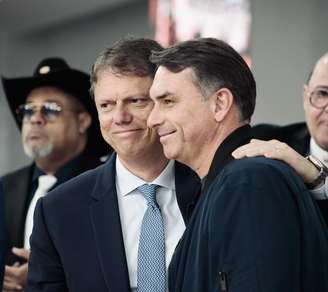 Tarcísio de Freitas prevê intensificar apoio a Flávio Bolsonaro no segundo turno.