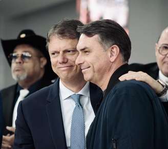 Tarcísio de Freitas ao lado de Flávio Bolsonaro