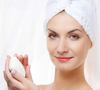 <p>Ideal para manter a pele hidratada e livre de impurezas, os sabonetes de limpeza profunda devem ser específicos para cada tipo de cútis </p>