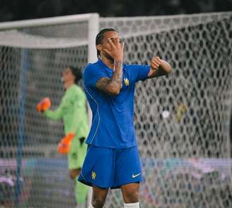 João Pedro em partida contra o Milan. 