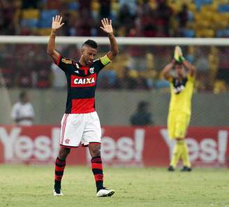 Jogo de despedida de Léo Moura pelo Flamengo; passado rubro-negro prejudicou acerto com Vasco