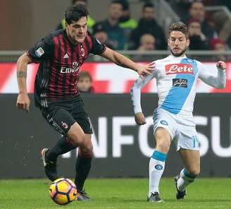 Gustavo Gómez jogando pelo Milan em partida contra o Napoli