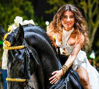 Paula Fernandes em seu cavalo preto 